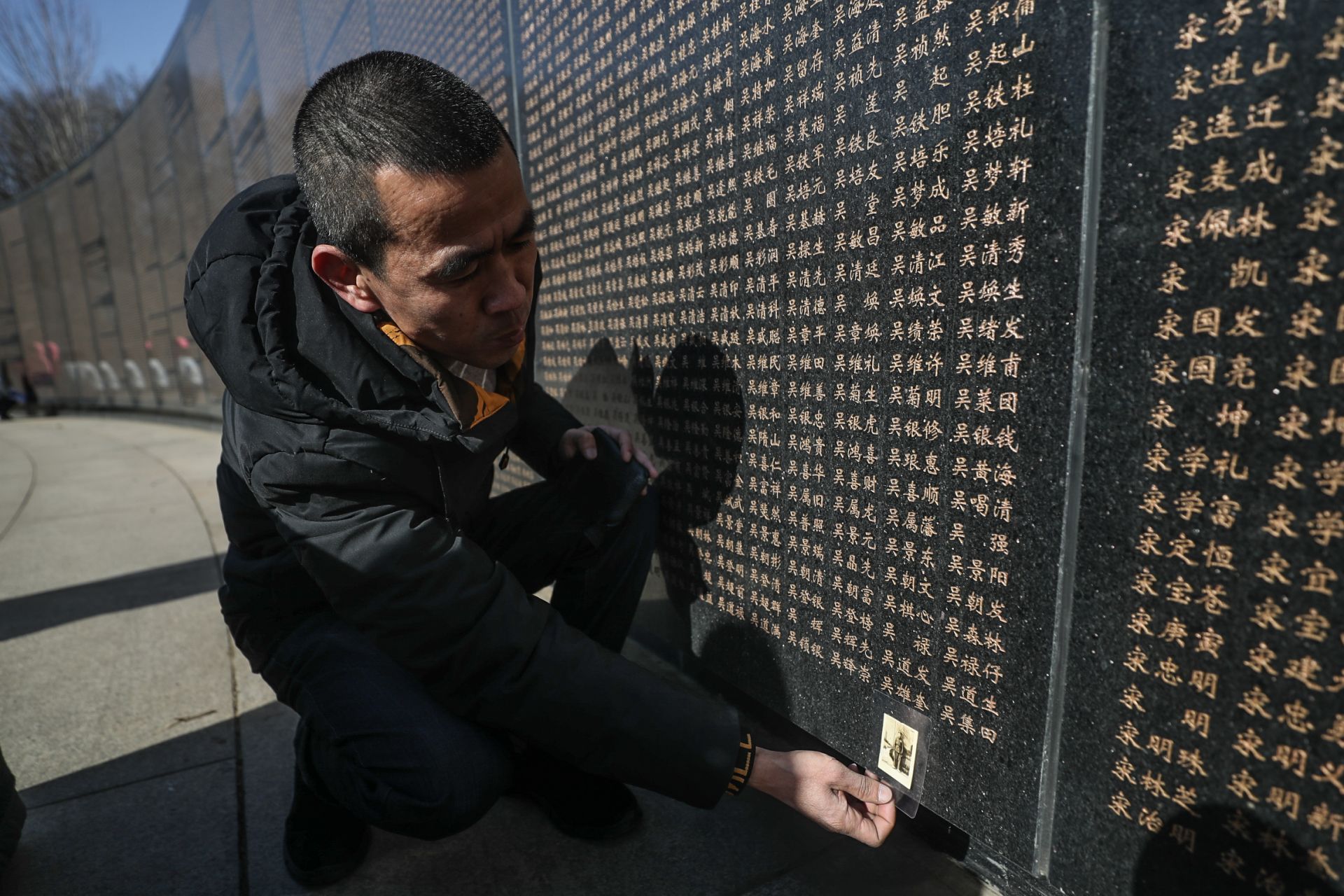 吴玉成在烈士英名墙找到“吴雄奎”的名字。新华社记者潘昱龙摄.jpg 吴玉成在烈士英名墙找到“吴雄奎”的名字。新华社记者潘昱龙摄.jpg