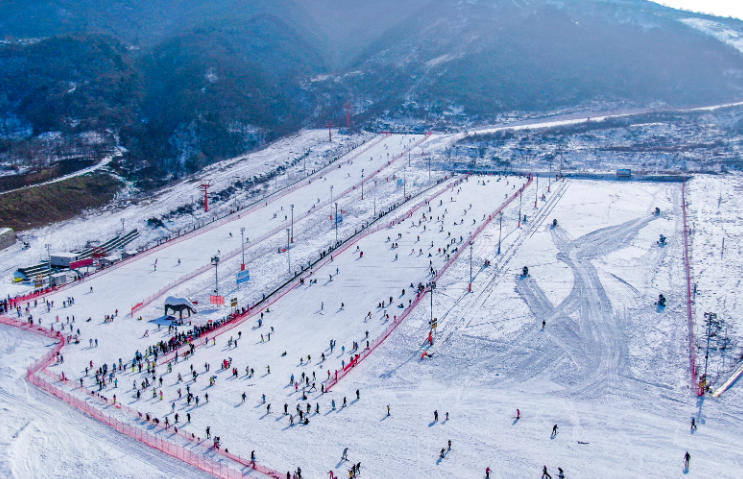 陕西多家滑雪场正式开板 新雪季到来冰雪旅游如何破圈