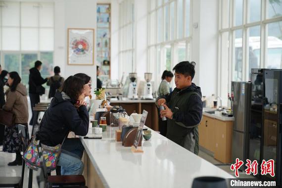 Tourists arrived in Pu’er City, Yunnan Province, via the China-Laos Railway to enjoy local coffee on Dec. 2. (Photo:China News Service/Liu Ranyang)