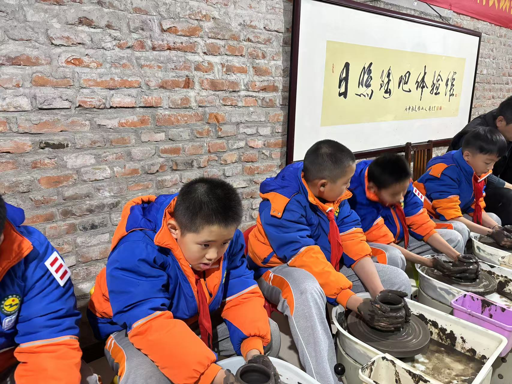 山东省日照市朝阳小学的学生正在黑陶邢文化博物馆体验陶艺制作。