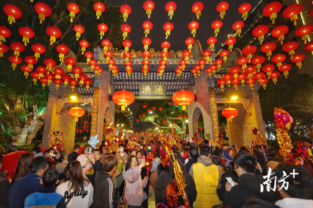 近年来，佛山行通济习俗的影响力越来越大，已经成为元宵期间整个大湾区的最为重要的传统民俗活动之一。戴嘉信 廖明璨 摄