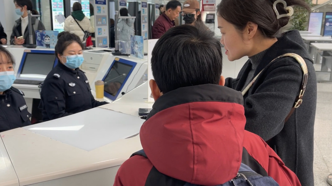 西安开设中小学生寒假出入境夜间办证专场