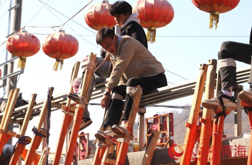 年轻人加入社火高跷排练。人民网记者 甘海琼摄