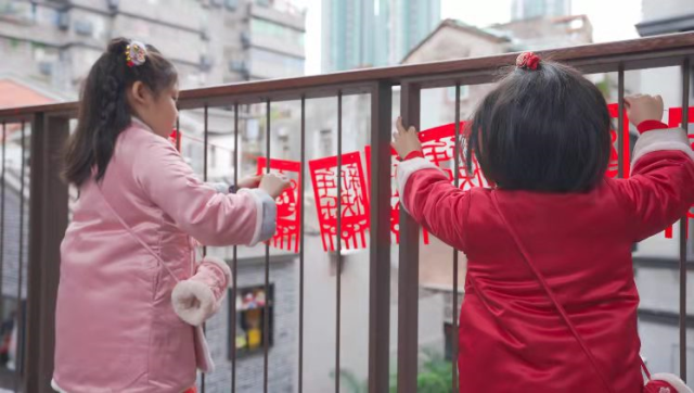 小朋友正在挂春幡。图源南方新闻网