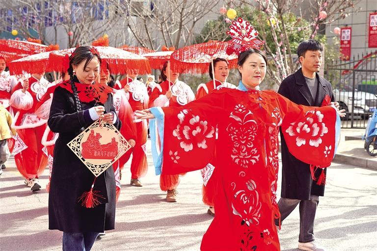 蒲垚：将剪纸艺术“穿”上身