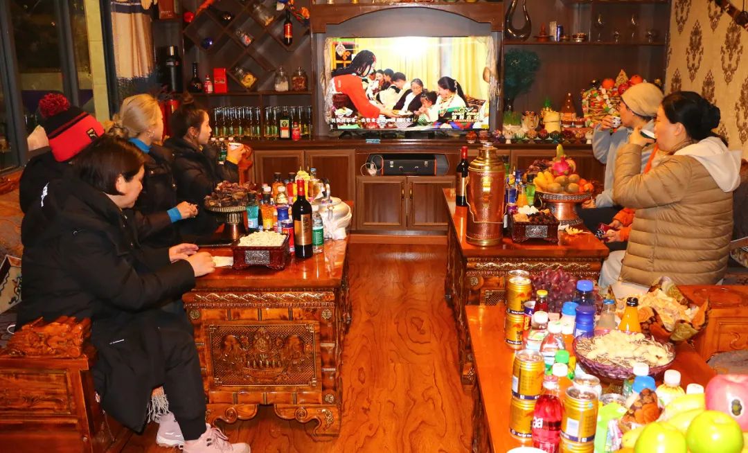 游客在居民家中，一同看藏晚，欢庆藏历新年。巴桑卓嘎摄