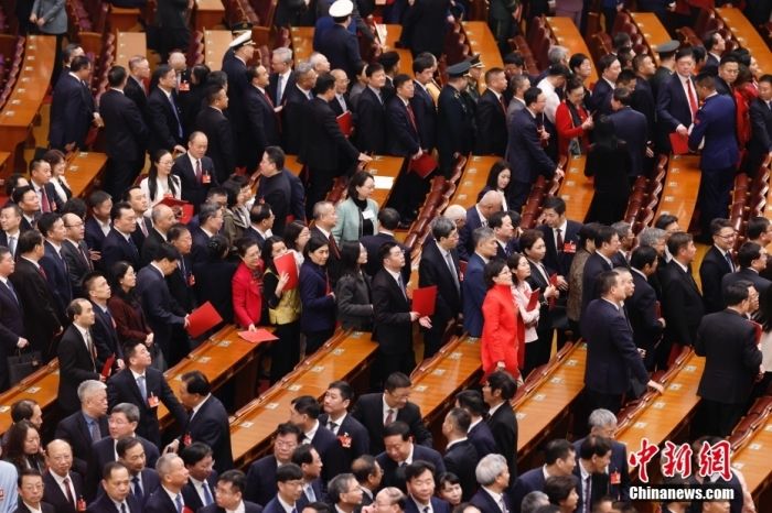 3月11日，十四届全国人大三次会议在北京人民大会堂举行闭幕会。图为闭幕会后，全国人大代表有序走出会场。<a target='_blank' href='/'>中新社</a>记者 韩海丹 摄