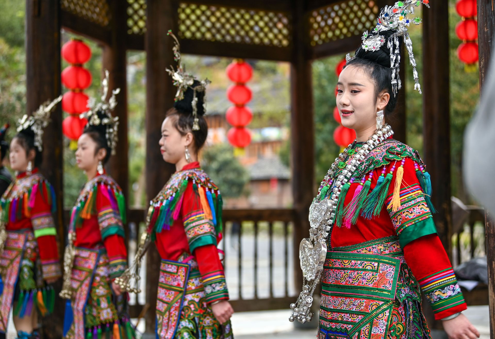  2025年3月18日，侗族群众在贵州省黎平县肇兴侗寨给游客演唱侗族大歌。