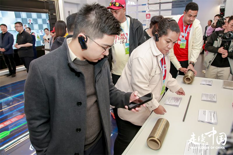 菲律宾《商业镜报》蔡辰威(左)在乌兰察布察哈尔高新技术开发区听取讲解。环球网供图