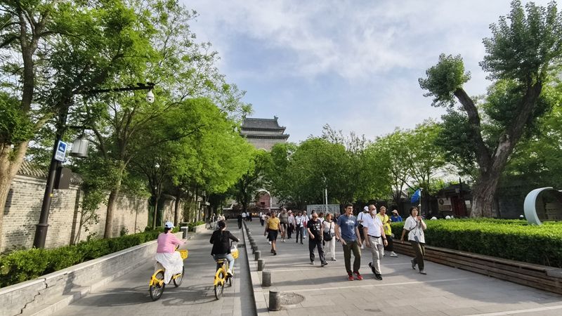 外国游客游览北京鼓楼。人民网记者 李楠桦摄