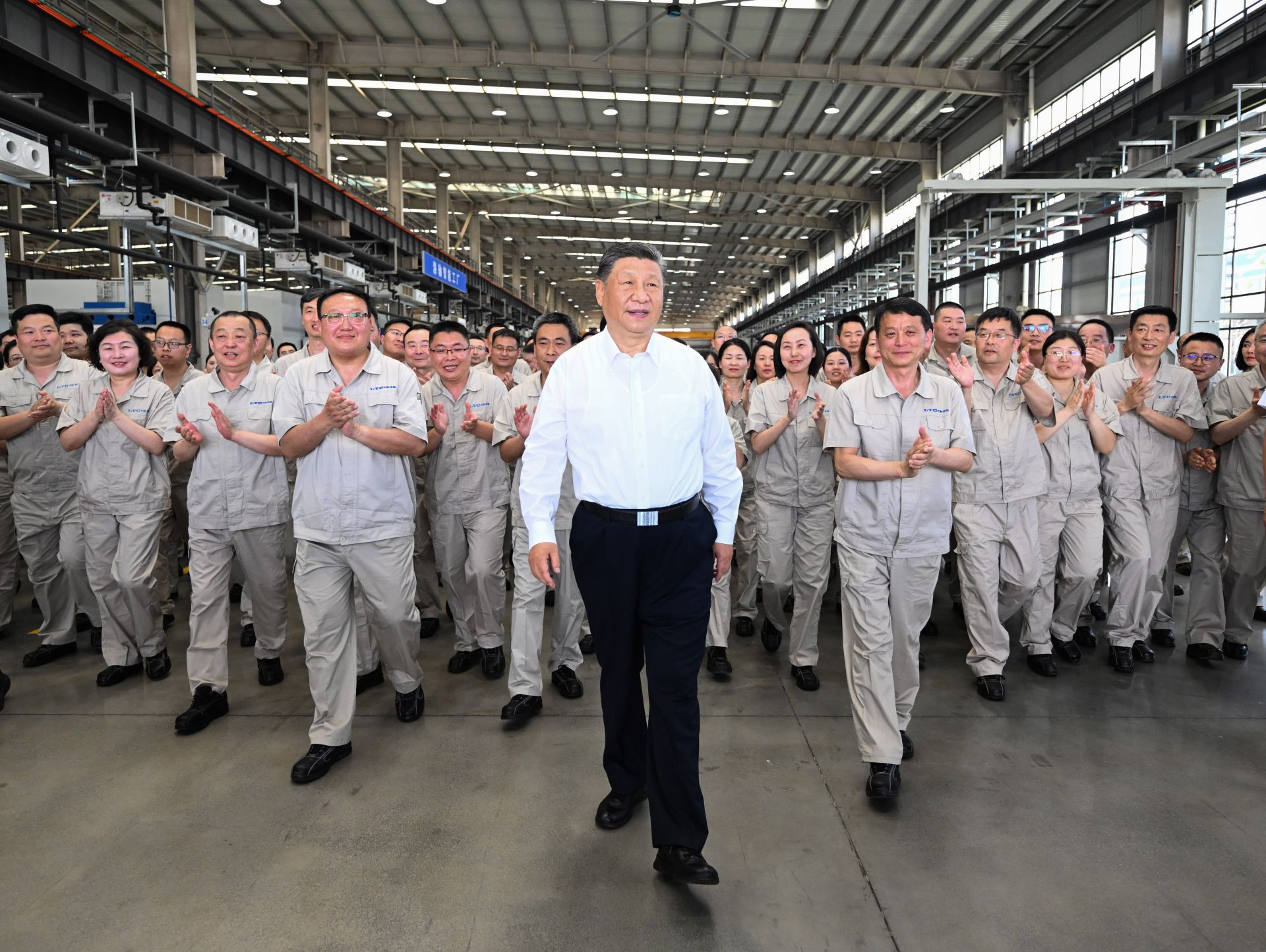 月19日至20日，中共中央总书记、国家主席、中央军委主席习近平在河南考察。这是19日下午，习近平在洛阳轴承集团股份有限公司智能工厂考察时，同企业职工在一起。新华社记者 燕雁 摄