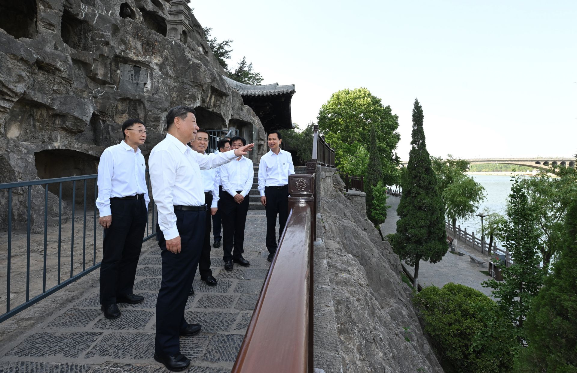 5月19日至20日，中共中央总书记、国家主席、中央军委主席习近平在河南考察。这是19日下午，习近平在洛阳龙门石窟考察。新华社记者 谢环驰 摄
