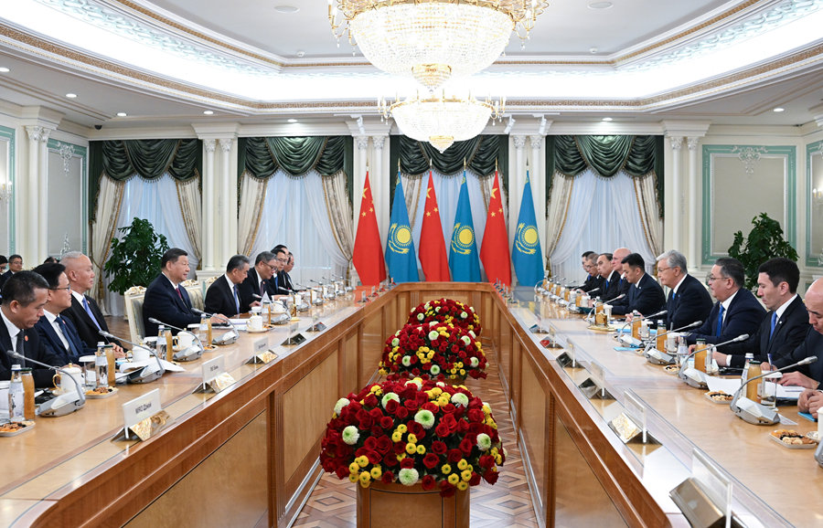 当地时间6月16日下午,哈萨克斯坦总统托卡耶夫同中国国家主席习近平在阿斯塔纳总统府举行会谈。