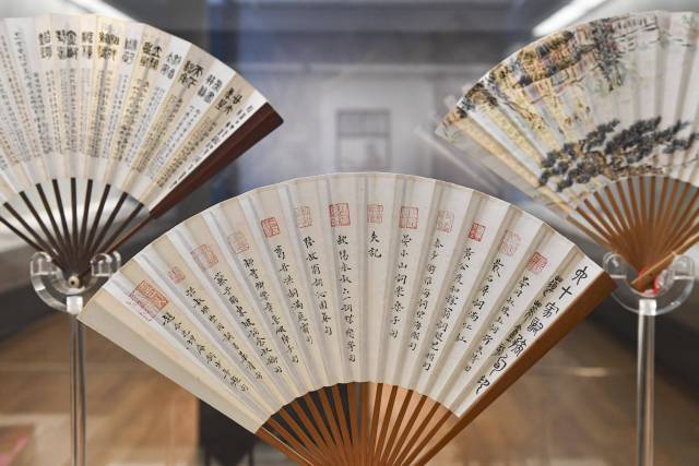 折扇展品。 新华社记者 陈钟昊 摄