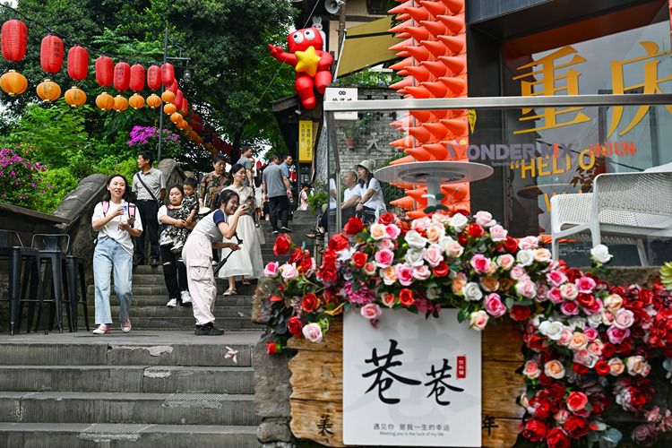 Tourists visit an alley in Yuzhong District, southwest China's Chongqing Municipality, June 8, 2025. (Xinhua/Wang Quanchao)