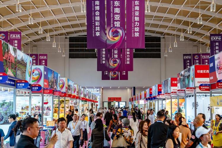 People visit the South Asia Pavilion during the 9th China-South Asia Expo in Kunming, southwest China's Yunnan Province, June 19, 2025. (Xinhua/Hu Chao) 2e930a279e19d913e90193e8e37f61ce.jpeg