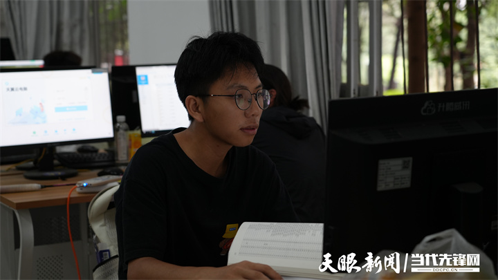 榕江县第一中学2025届毕业生正在填报志愿.jpg