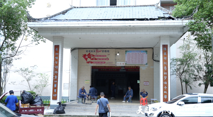 正在榕江县第一中学内休息的南方电网工作人员.jpg