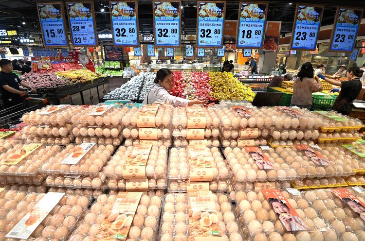 A customer shops for eggs at a supermarket in Handan City, north China's Hebei Province, June 9, 2025. (Photo by Hao Qunying/Xinhua)