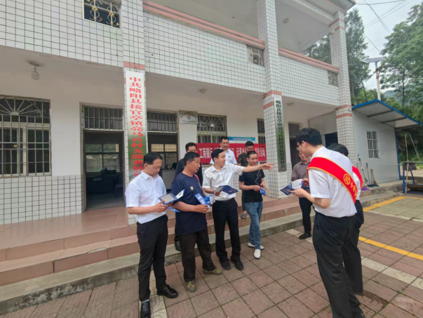 工行汉中略阳县支行暖心服务送上门  银企协作批量办卡筑防线