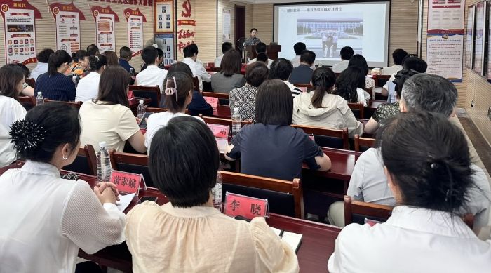 7月15日，大连市委社会工作部会同辽宁师范大学心理学院、大连市心理学会，面向“心理咨询师进社区”试点社区书记现场授课。大连市委社会工作部供图