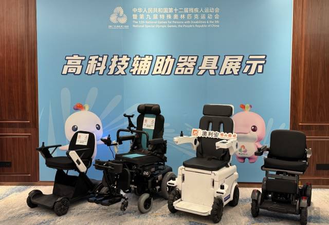 从广州市残疾人体育运动中心田径场上俯瞰，轮椅竞速队员们你追我赶。