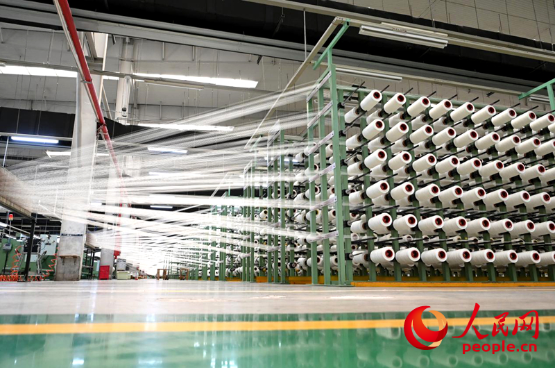 平煤神马帘子布发展公司捻线车间。人民网记者王玉兴摄 平煤神马帘子布发展公司捻线车间。人民网记者王玉兴摄