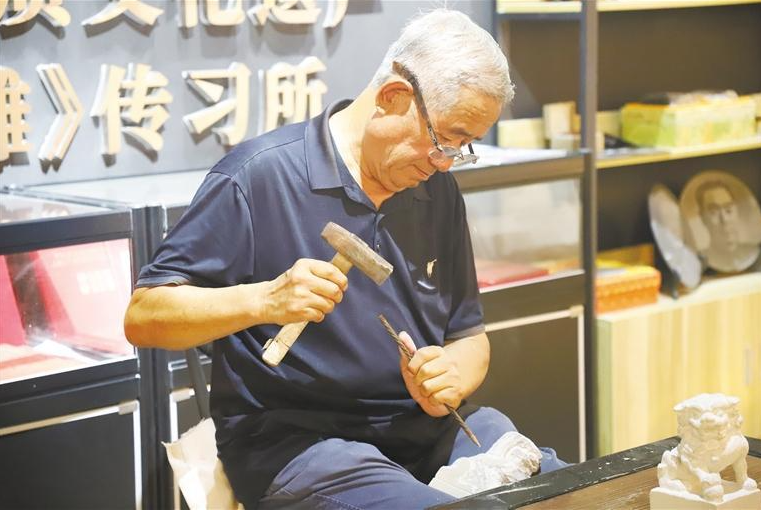 <b>凯发k8官网首页绥德石雕的“点石成|君牧|金”路</b>