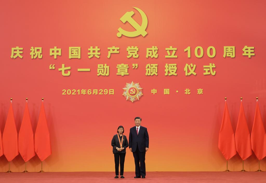 2021年6月29日，习近平总书记向“七一勋章”获得者张桂梅颁授勋章。