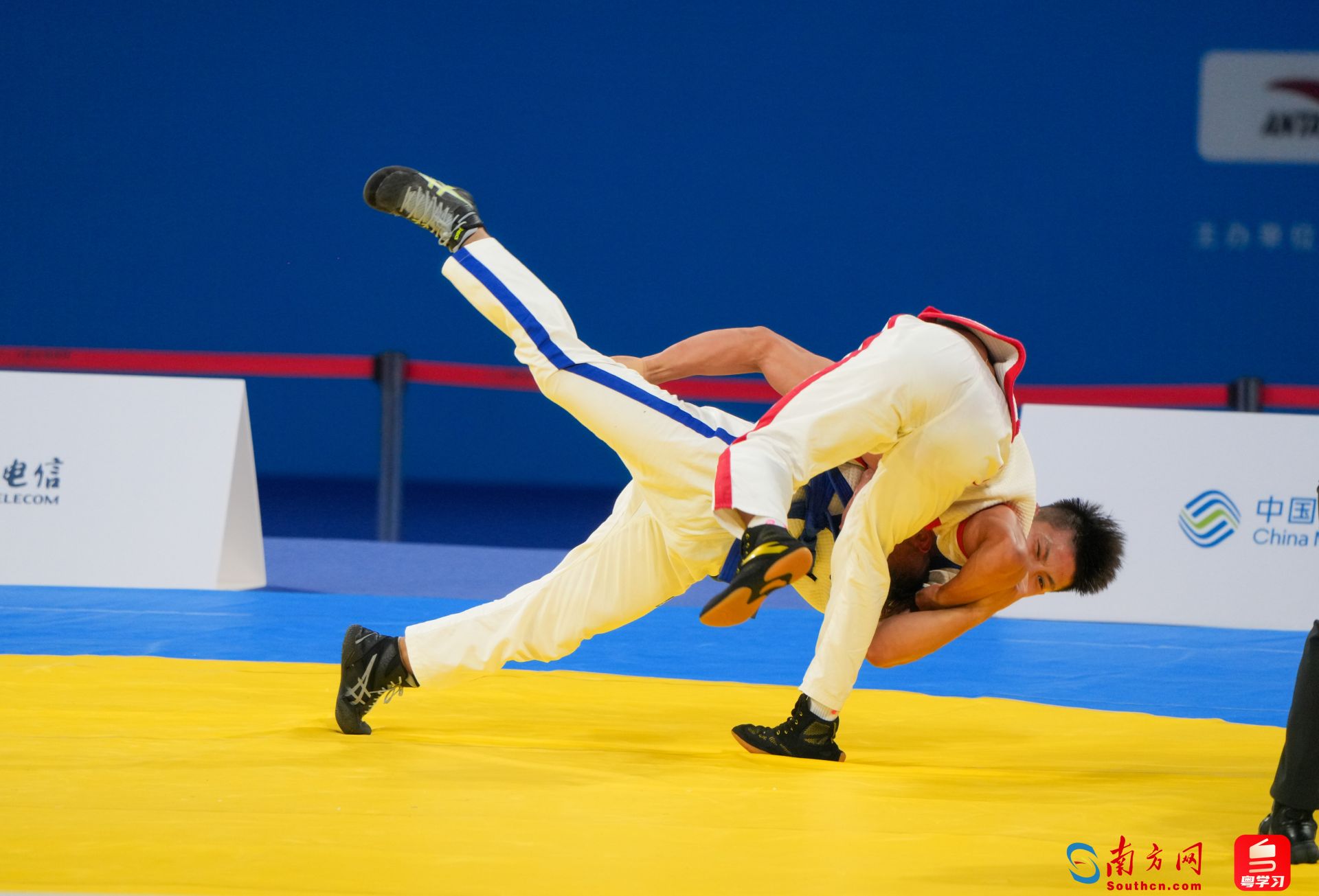 十五运会群众比赛中国式摔跤项目决赛比赛现场。