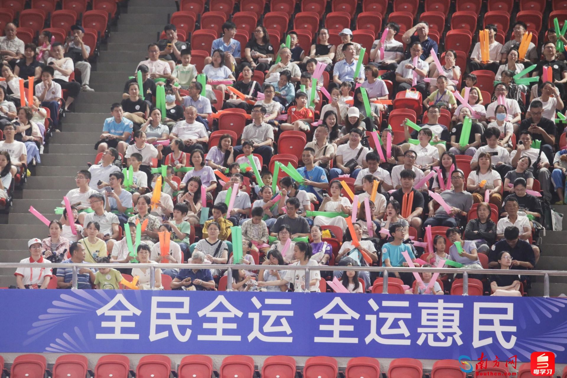 十五运会群众比赛乒乓球项目决赛吸引了众多观众现场观赛。