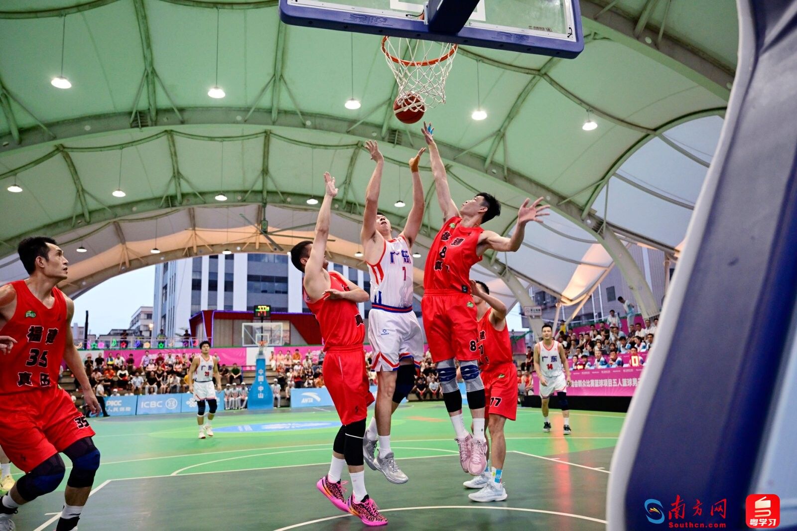 十五运会群众比赛五人篮球男子组决赛比赛现场。
