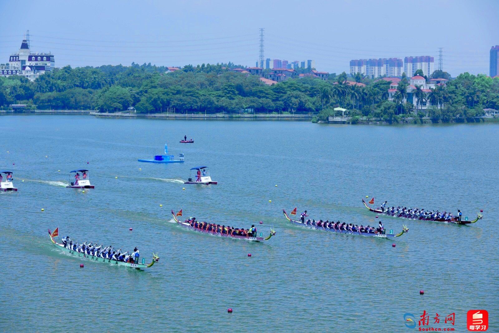 十五运会群众比赛龙舟项目决赛比赛现场。