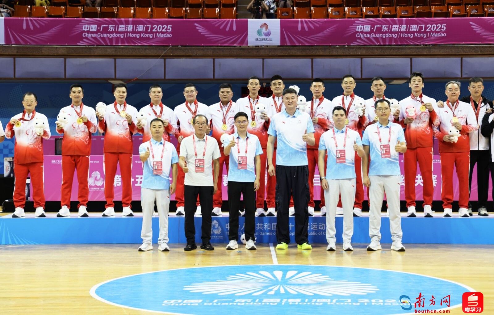 中国男篮前主教练杜锋（前排右三）作为颁奖嘉宾为十五运会群众比赛五人篮球男子C组冠军广东队颁奖并合影。