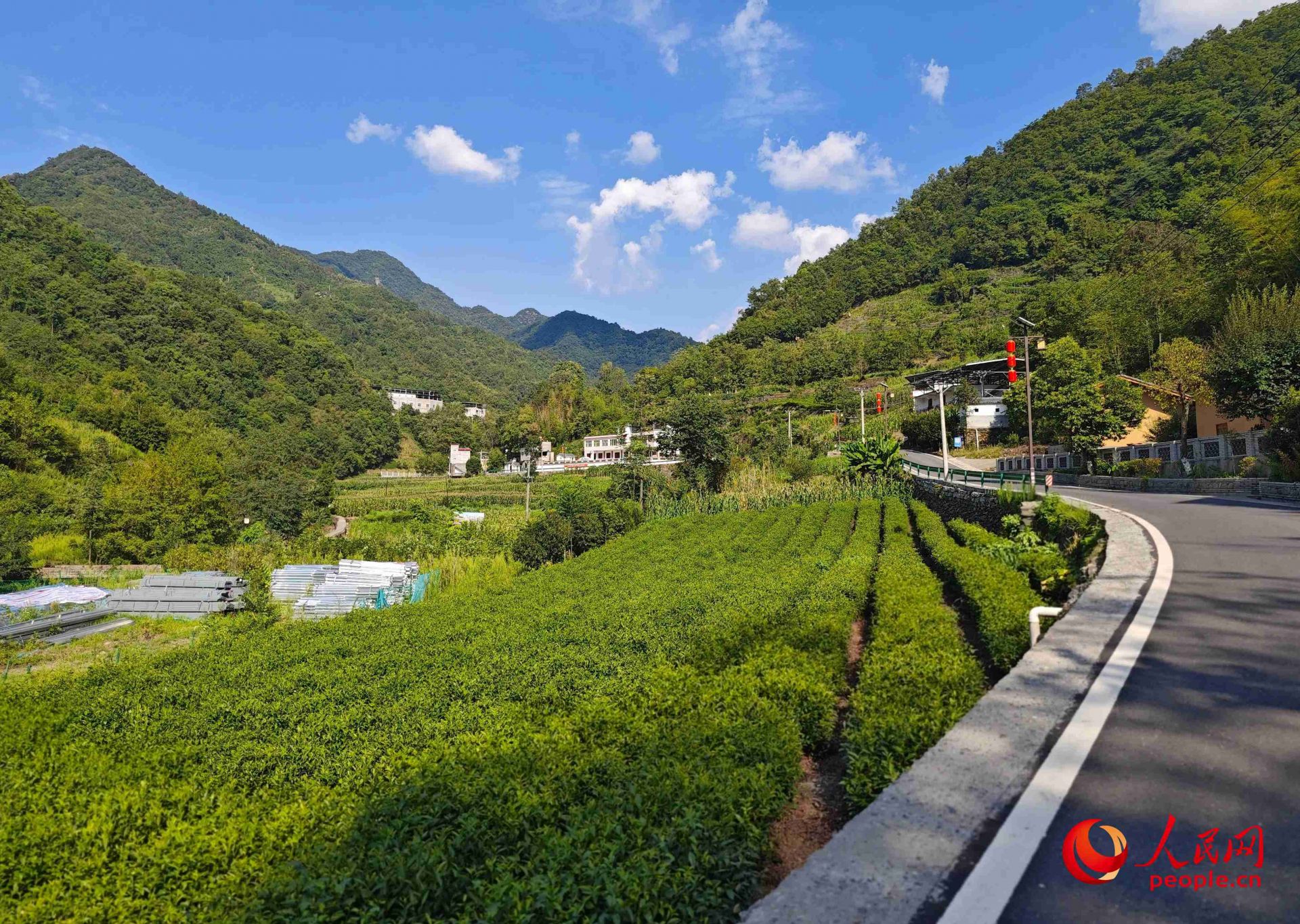 里端沟旁的凤凰村。人民网记者 黄钰摄