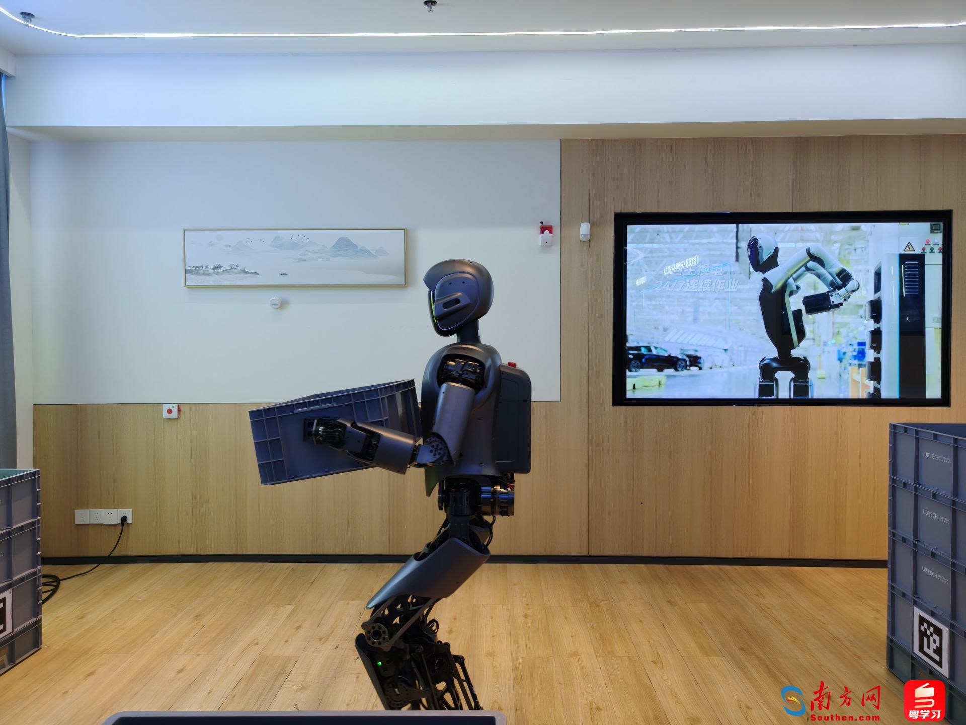 优必选人形机器人正在搬运箱子。