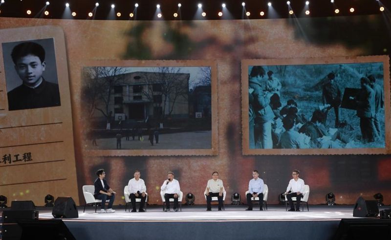 节目《国之重器》现场，5位河海大学校友共忆校园生活。主办方供图
