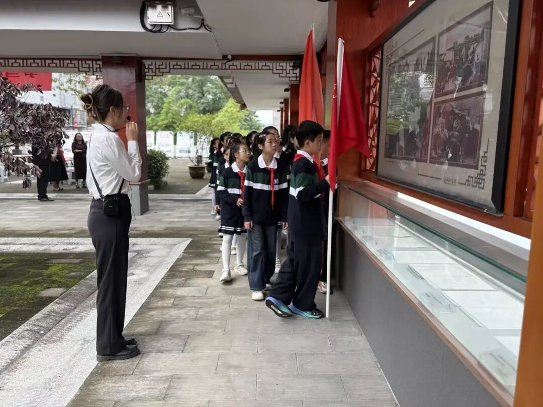 争当河小青 生态同青行——安康汉滨区水利局开展志愿护河节水进校园活动