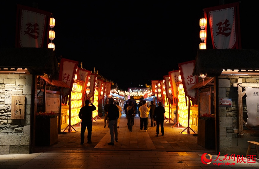 10月15日晚，金延安旅游度假区街景。人民网记者 邹星摄
