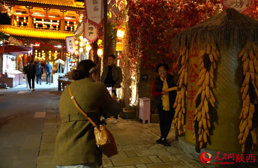 10月15日晚，金延安旅游度假区内，市民游客正在打卡拍照。人民网记者 邹星摄