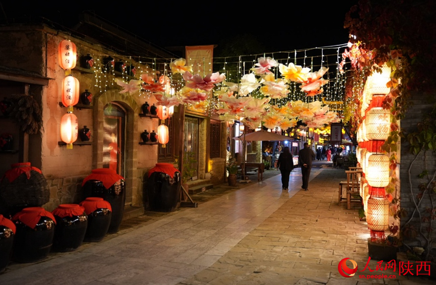 10月15日晚，金延安旅游度假区街景。人民网记者 邹星摄
