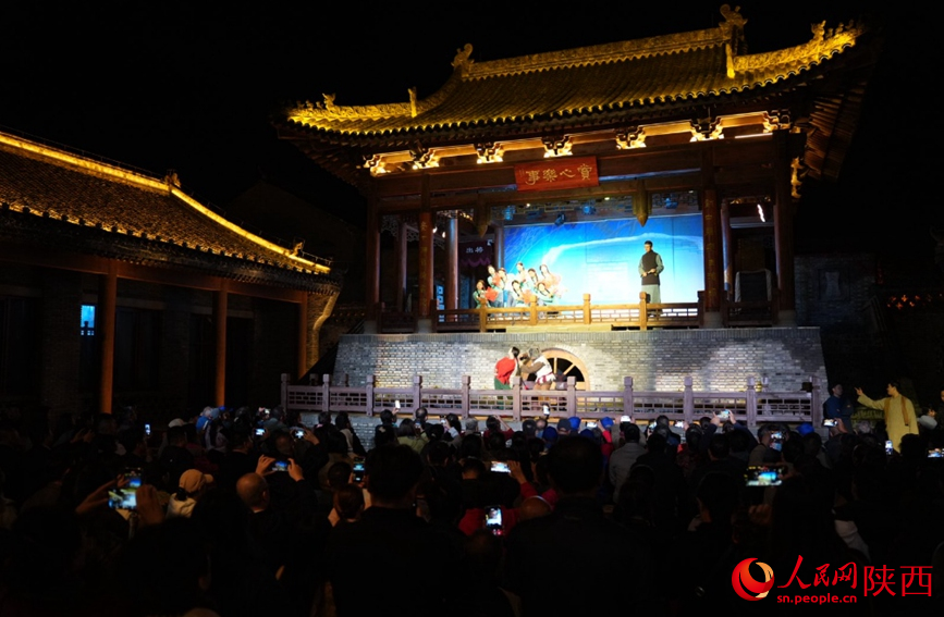 10月15日晚，大型红色沉浸式歌舞剧《延安十三年》演出现场。人民网记者 邹星摄