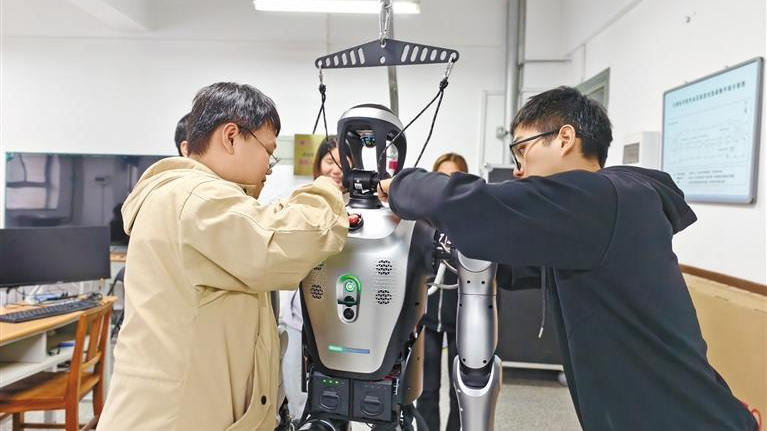 探访西安理工大学“机器人梦想工作坊”