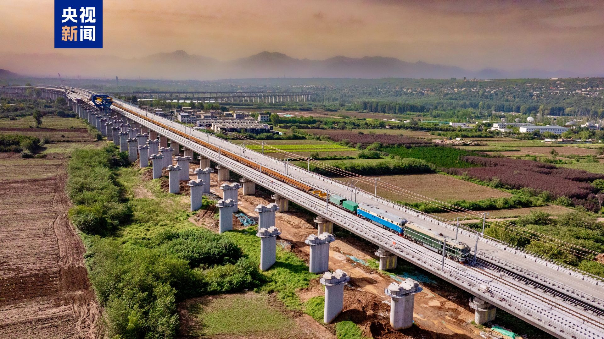 “目前，西十高铁陕西段四电工程总体进度已完成设计总量的70%，4座新建站房主体结构已封顶，预计11月底西十高铁全线铺轨施工完成，全线建设已进入‘加速度’状态。”施工负责人介绍。