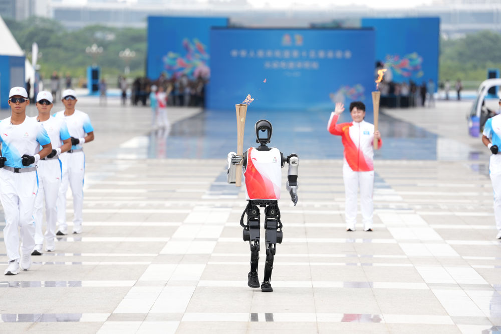 △火炬手人形机器人“夸父”在深圳传递火炬。新华社记者 江汉 摄