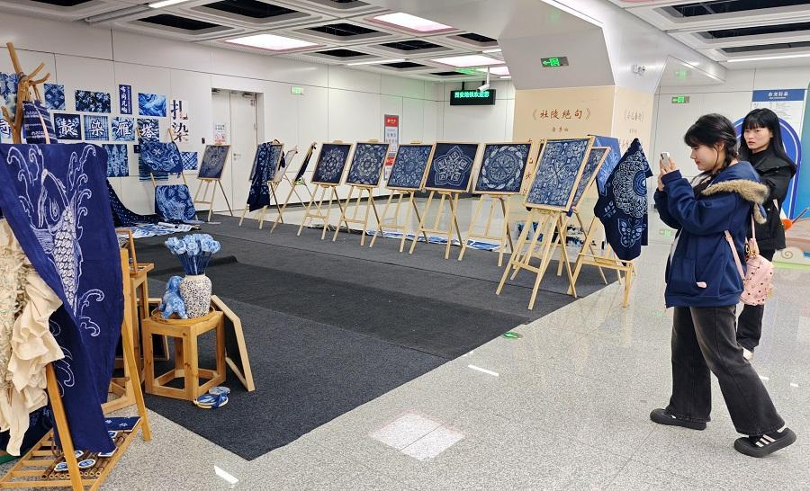 非遗技艺伴唐诗！地铁站里的展览等你来逛
