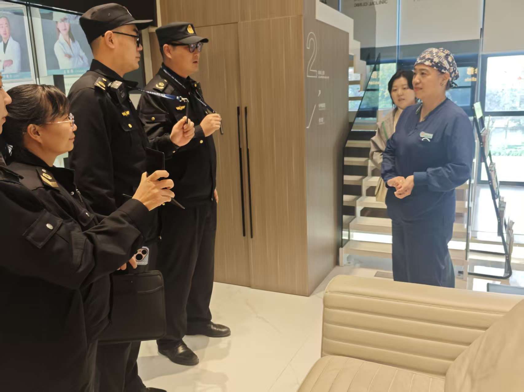 “扫”出营商新环境 “益”企同行促发展——西安市莲湖区开展“扫码入企+综合查一次” 联合执法检查活动