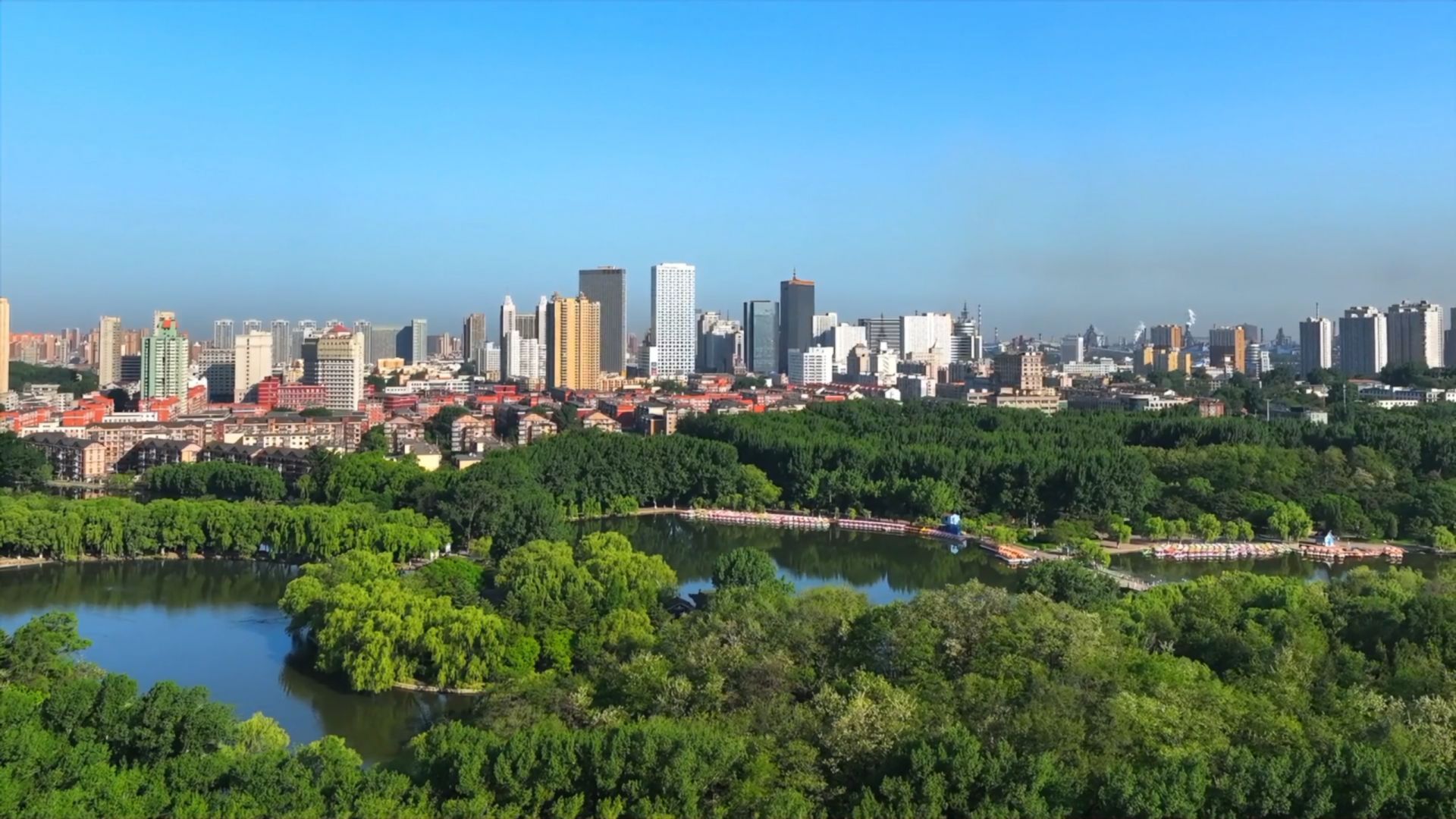 【理响中国·薪火“燃”青春】百花齐放的城市新产业：从能源依赖到双轮奔腾