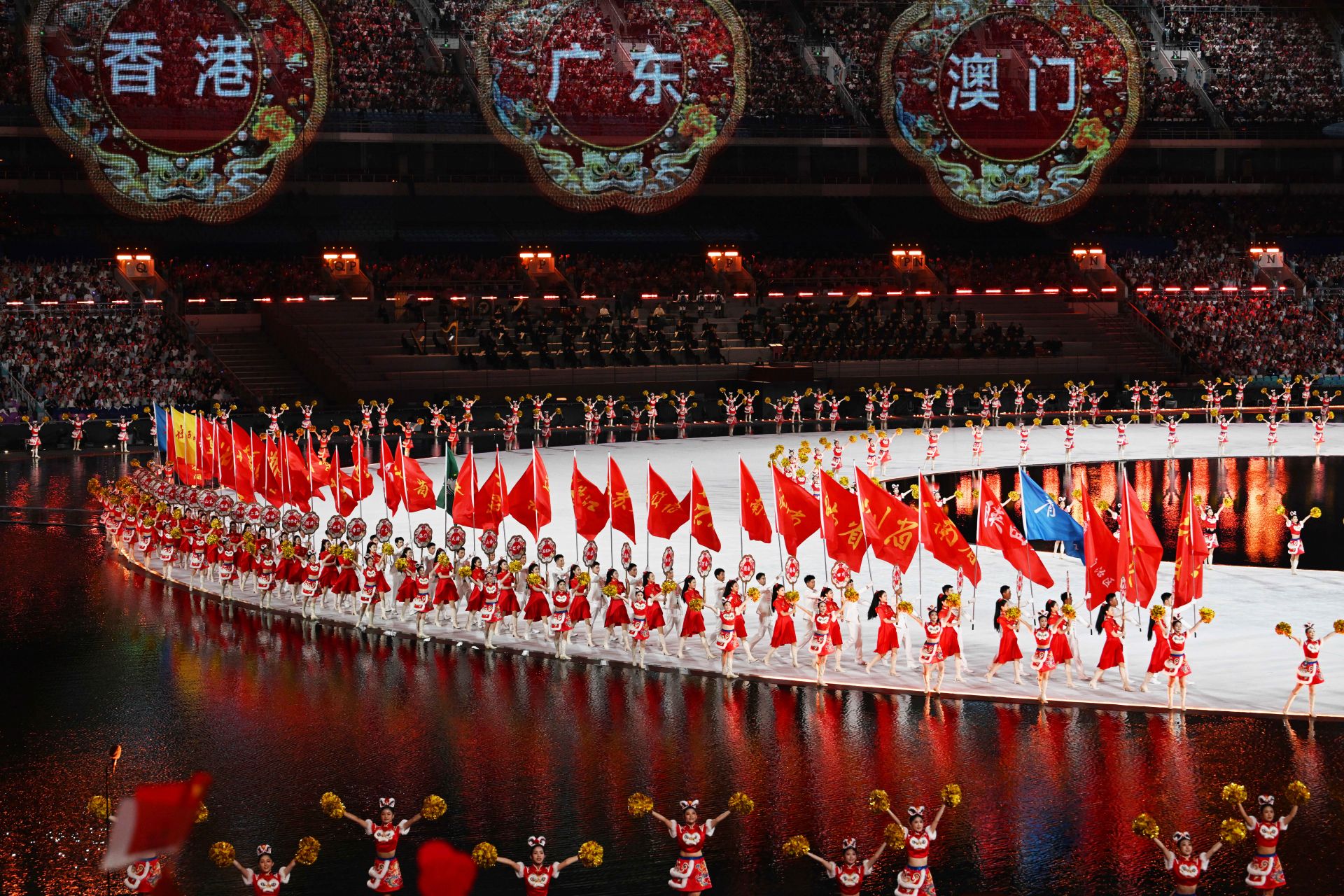 11月9日晚，广东奥林匹克体育中心的夜空被第十五届全运会开幕式点亮。