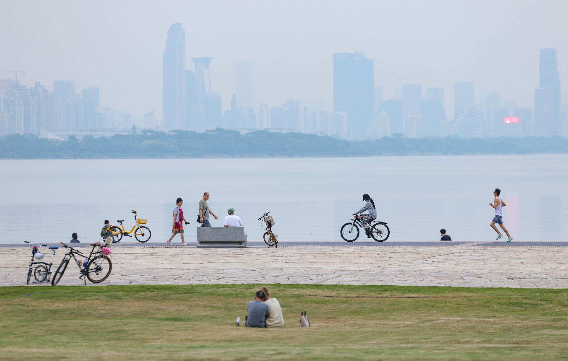10月30日，市民在深圳湾公园健身。